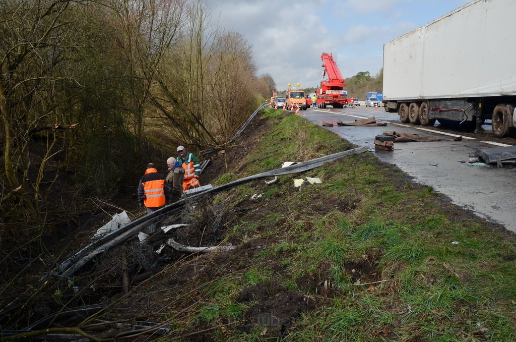 VU LKW umgestuerzt A 3 Rich Frankfurt AS Koenigsforst P570.JPG - Miklos Laubert